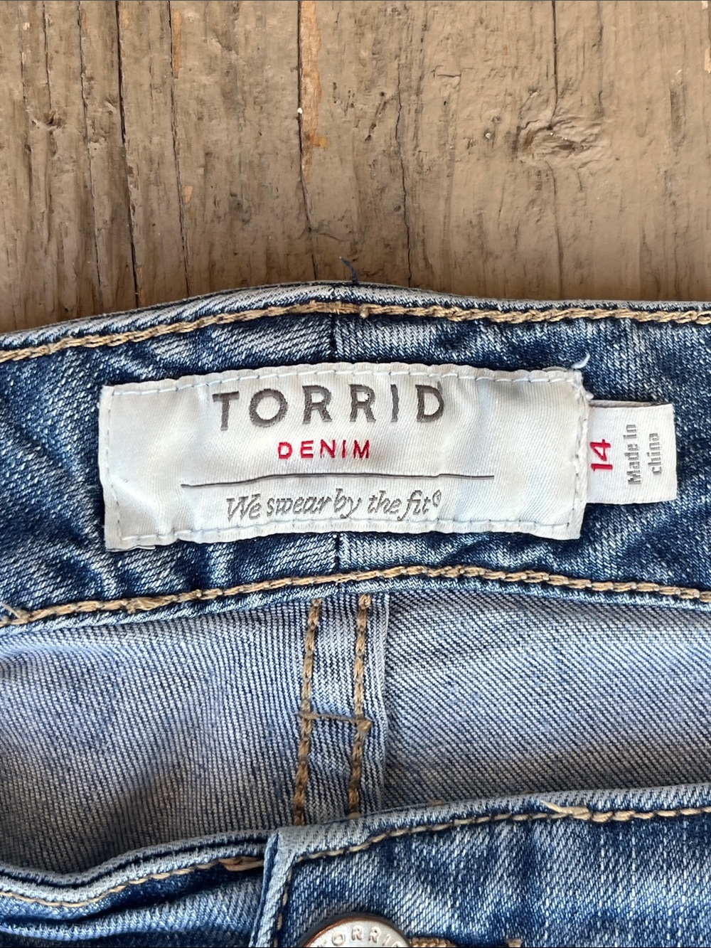 Torrid 5-Pocket Stretch Denim Jean Shorts Medium Wash Size 14 - Picture 7 of 8